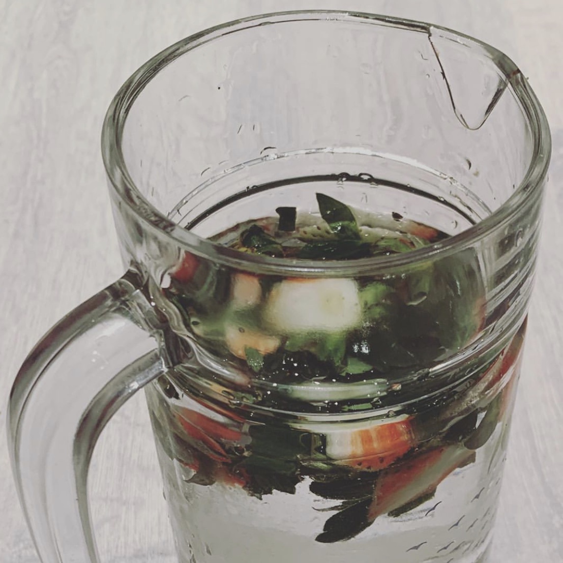 agua hojas fresa